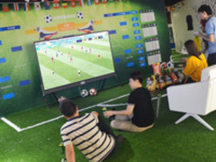 别人家的公司! 百寸电视让办公室秒变足球场