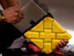 滑翔机上扔下iPad2 配件厂商放疯狂视频