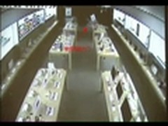 Apple Store再遭洗劫 黑衣匪徒砸门作案