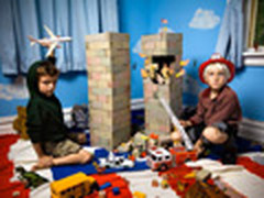 强烈反差 在儿童游戏室重现新闻大事件