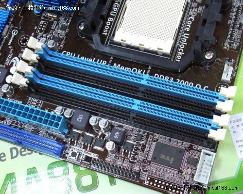 4條內存插槽,支持ddr3 2000(o.c.)/1600(o.c.)/1333/1066