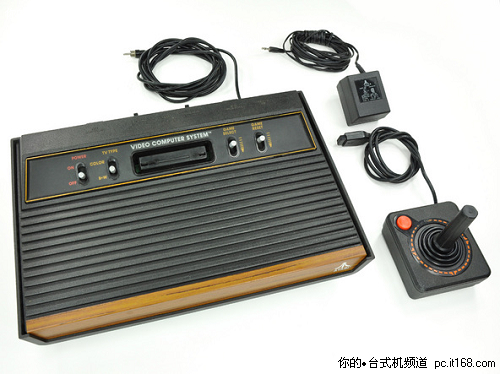 在美国推出了atari 2600,史上第一部正真意义上的家用游戏主机系统