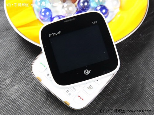 胭脂手机华丽升级 时尚旋转天语e90评测