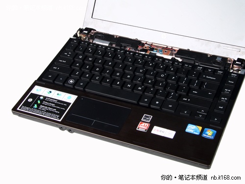 拆除电池仓内四颗螺栓即可取下键盘上方音箱面板▲惠普probook 431