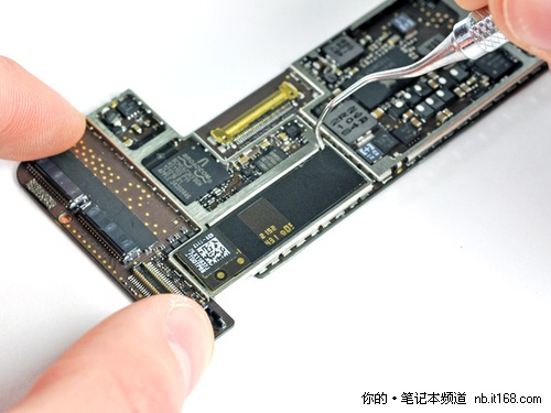 而橙色區域是電容觸屏控制器broadcom bcm5974 ,和ipad主板傻哪