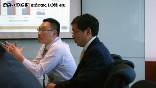 上海分公司总经理孙峻松,右为赛门铁克华东区系统技术部经理毛立峰