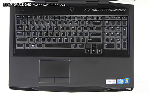 看完戴尔alienware m17x-r4全部外观,我们打开它的顶盖来看一下藏控