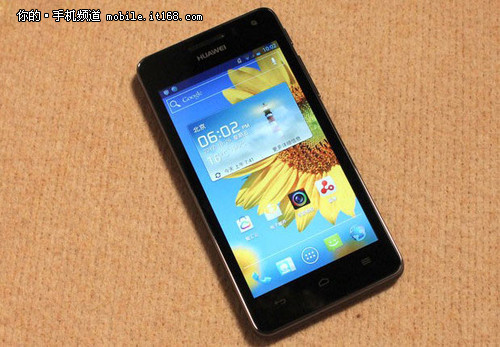 华为荣耀2四核版在配置上采用了华为自主设计的海思k3v2四核cpu 2gb