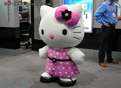 展台处一米多高的hello kitty人偶