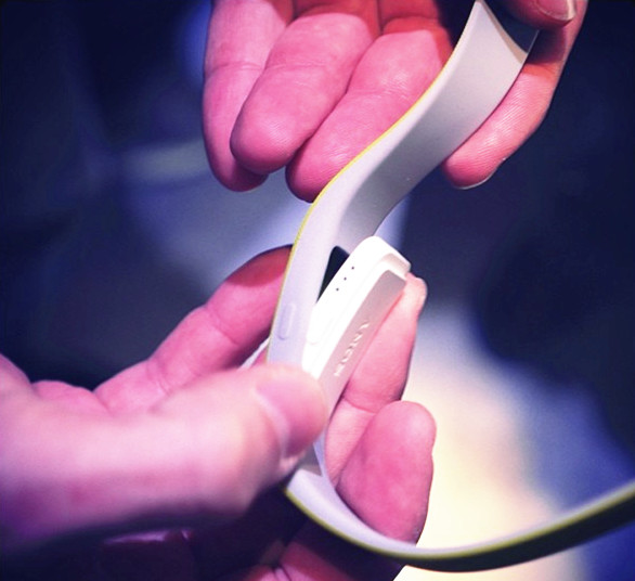 时尚防水电力强 索尼发布智能手环swr10