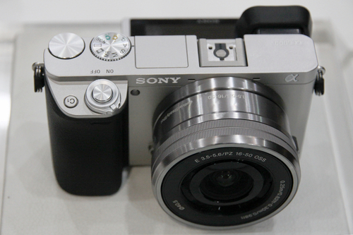 索尼α6000多种套机开售 最低仅5499元