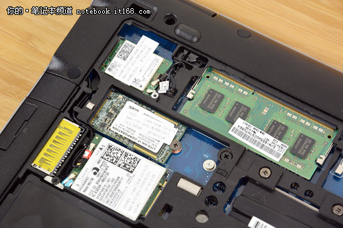 在底部设计方面,惠普elitebook 820 g2传承了免工具拆卸设计,底面一