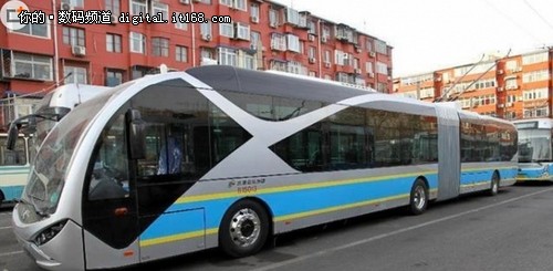 18米长电动公交车上路