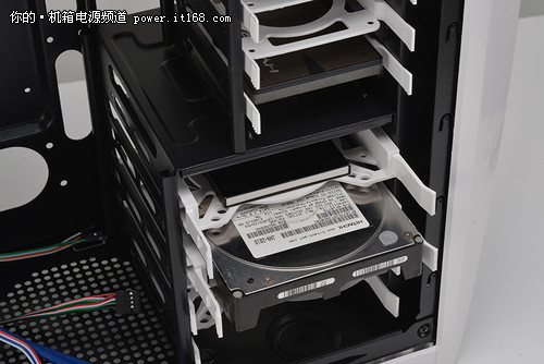 > 正文  由于航嘉mvp pro机箱中两个硬盘笼的硬盘支架都是直接可安装