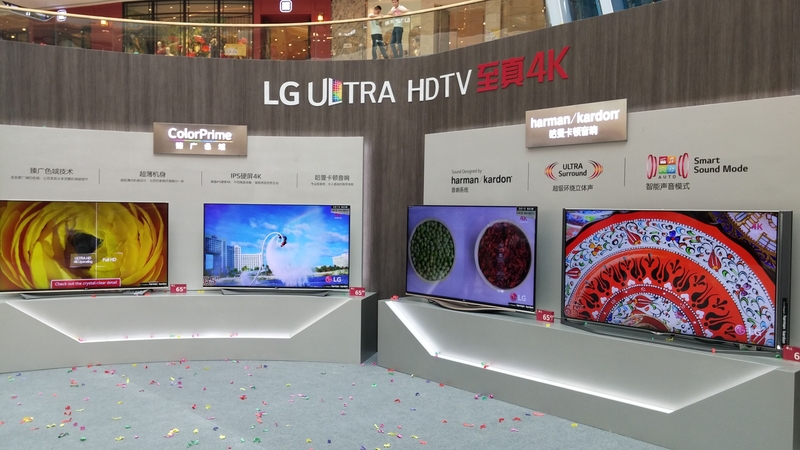 lg至真4k臻广色域电视uf9500   活动现场的4k展台前同样人头攒动,lg