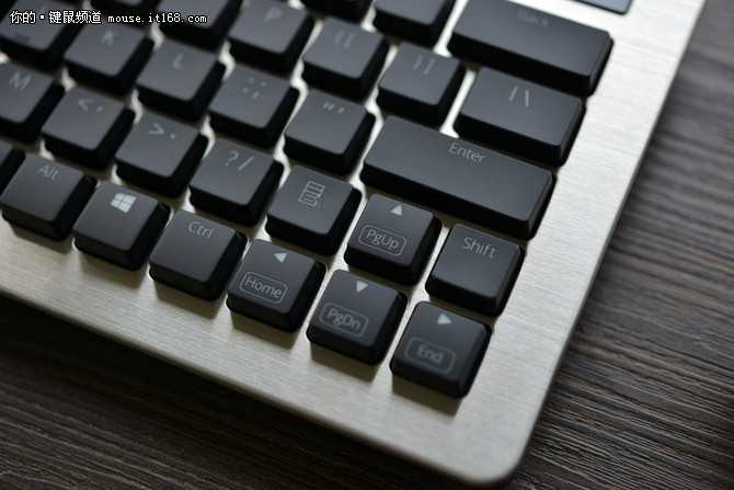 方向键得到保留,设计在键盘的右下角,和pup,pdw,home,end整合在茵起