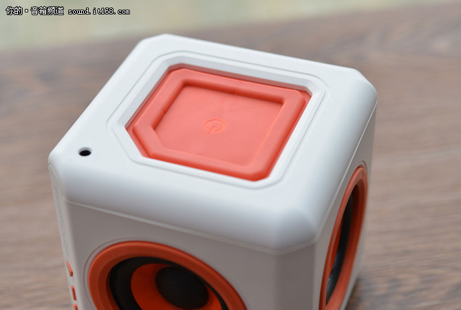 外观上,audiocube模方蓝牙音响与powercube同样有着独特的模方造型