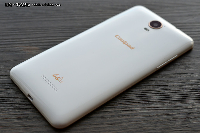 酷派锋尚2秉承锋尚系列优良的设计和功能,在工艺上寻求新突破,机身