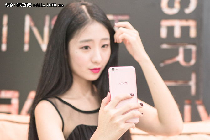 学会4种自拍姿势 轻松玩转x7柔光自拍-手机专区