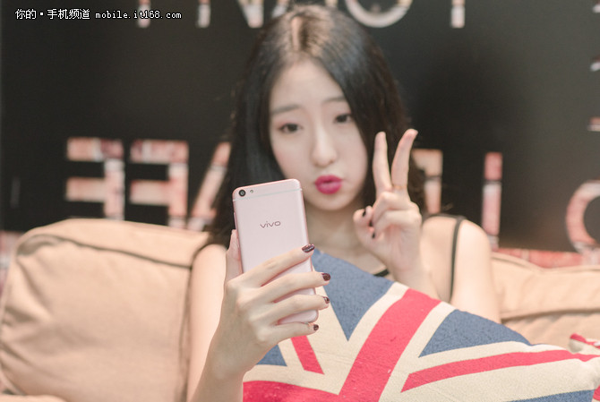 学会4种自拍姿势 轻松玩转x7柔光自拍-手机专区