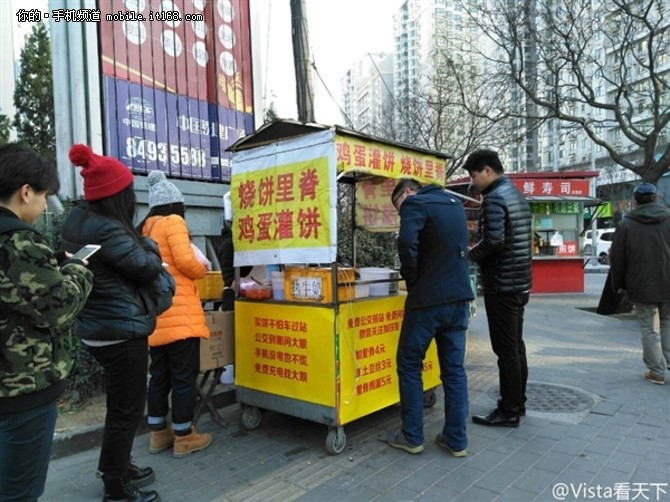 互联网鸡蛋灌饼摊走红 摊主手机是亮点