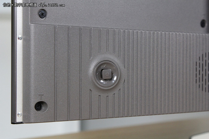 机身背面的控制按键