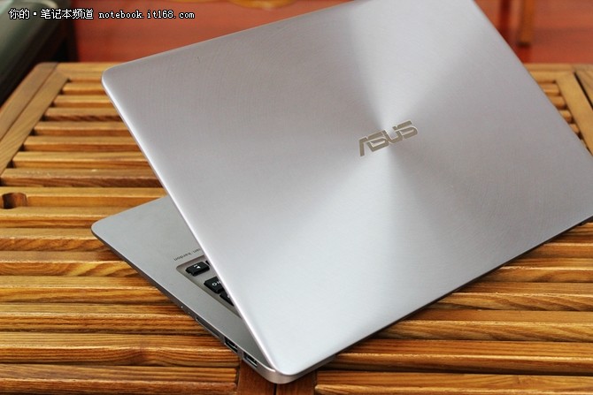 笔记本 笔记本评测 > 正文  华硕u4000u正是一款采用窄边框设计的14