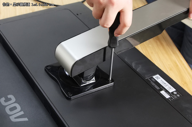 解锁显示器正确使用姿势!aoc支架评测