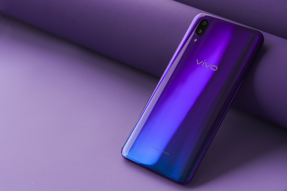 vivo x21魅夜紫使用紫色和蓝色打造出渐变交融的时尚质感,形成独一无