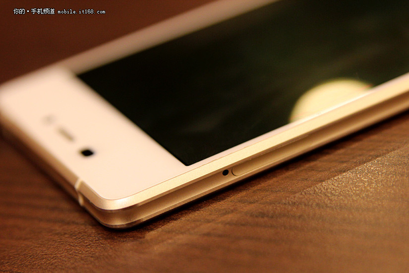 13/24尽管是超薄的机身,但金立elife s7依然支持双sim卡,支持联通