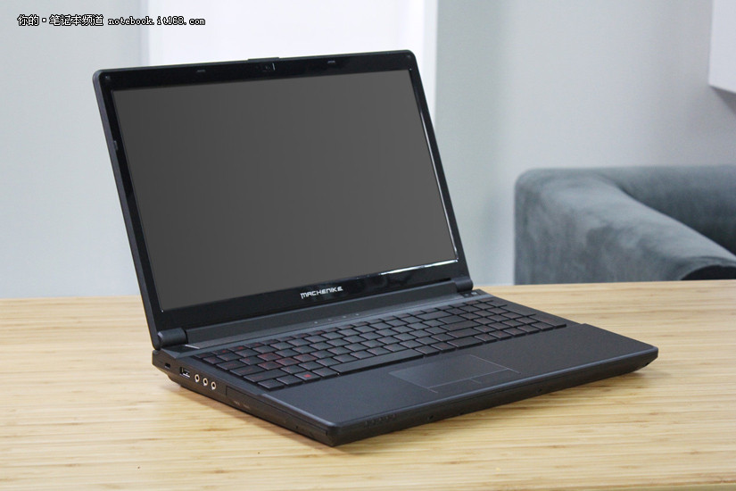 暗影红色的精灵 机械师m530游戏本欣赏