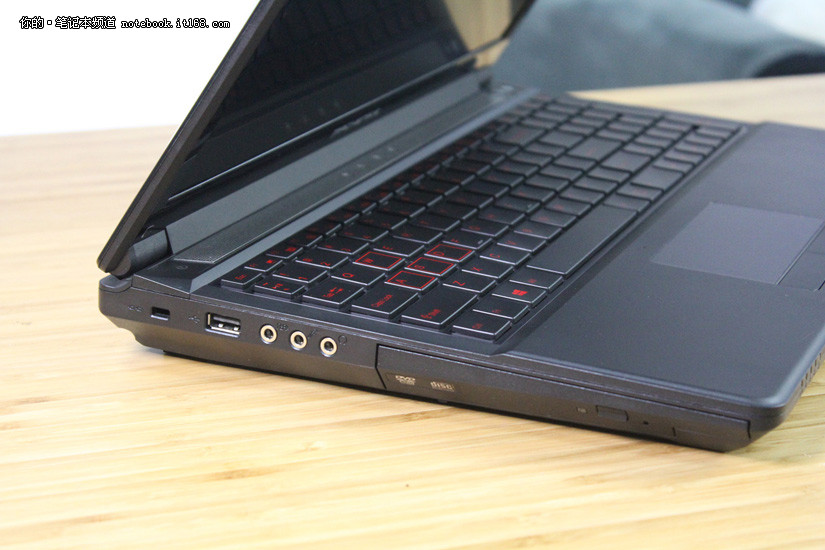 暗影红色的精灵 机械师m530游戏本欣赏