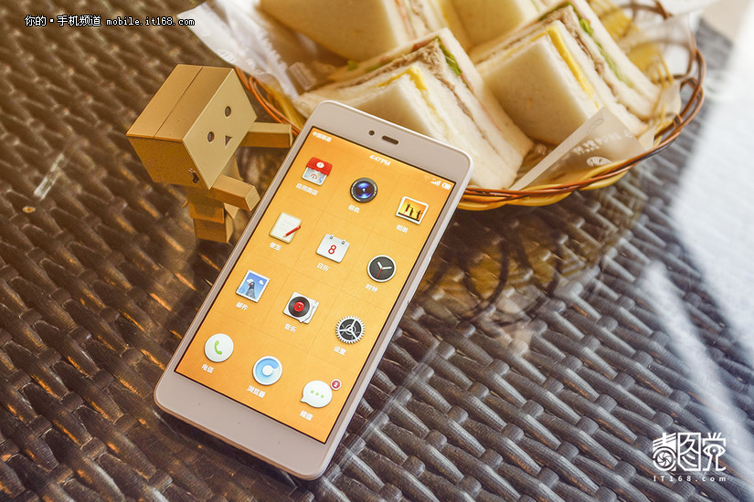 it168毒图党:情怀彩色小坚果u1手机