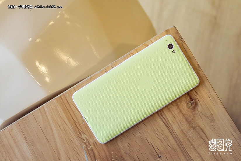 it168毒图党:情怀彩色小坚果u1手机