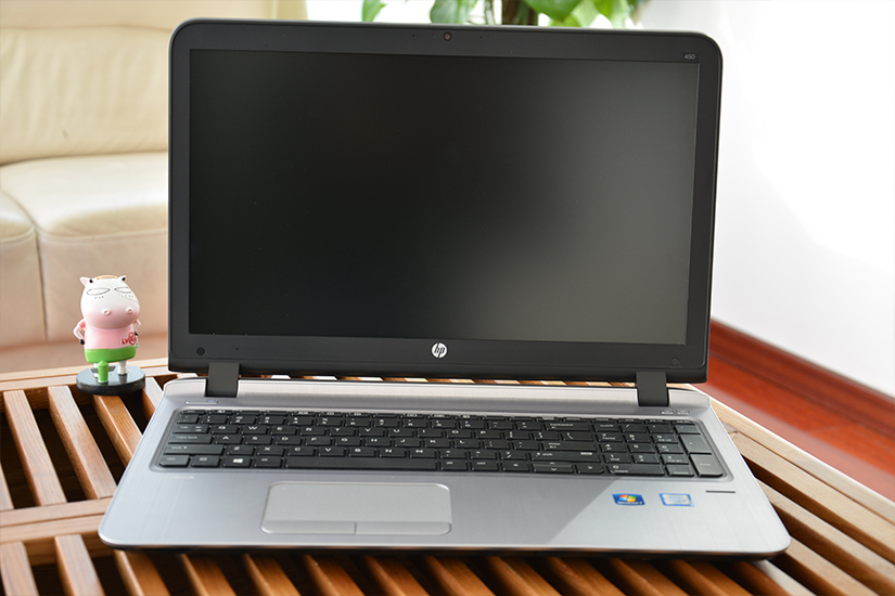 转轴方面,惠普probook 450 g3采用较为传统的设计,转轴支架将屏幕